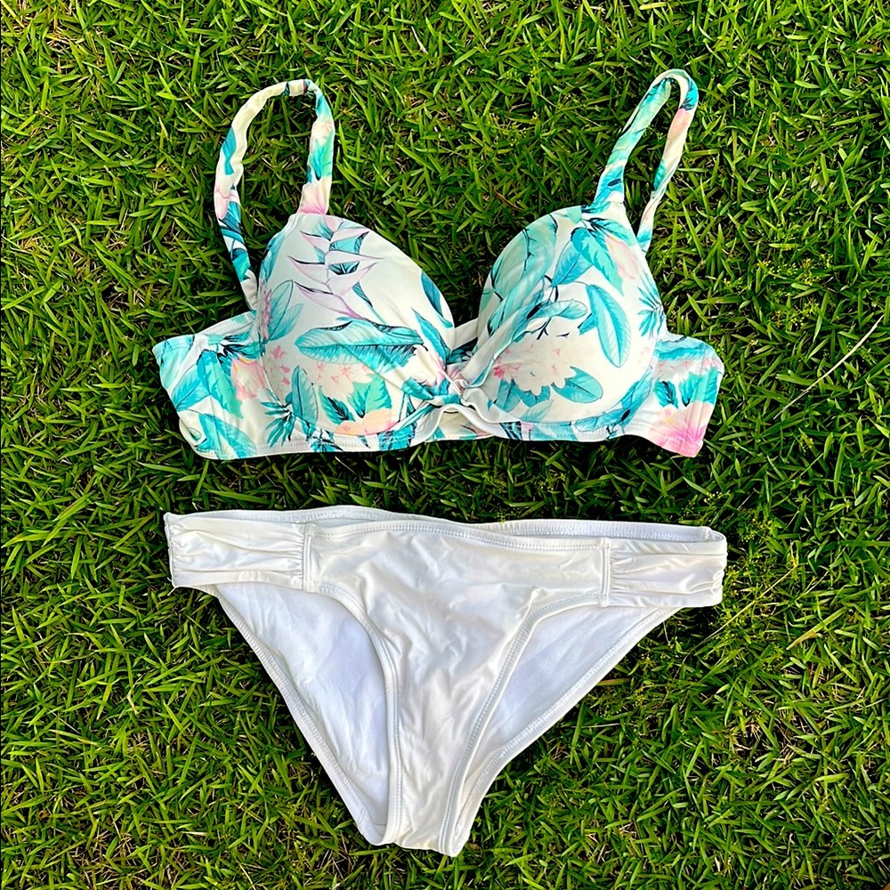Tommy Bahama bikini top and White Bikini Bottoms.Top is 36C , bottom is medium.